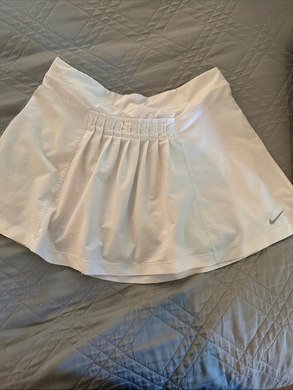 Nike White Pleated Athletic Tennis Golf or Pickelball Skort with Silver Swoosh